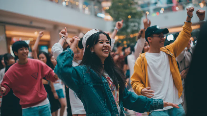 年轻人的广场舞,正在席卷各大商场