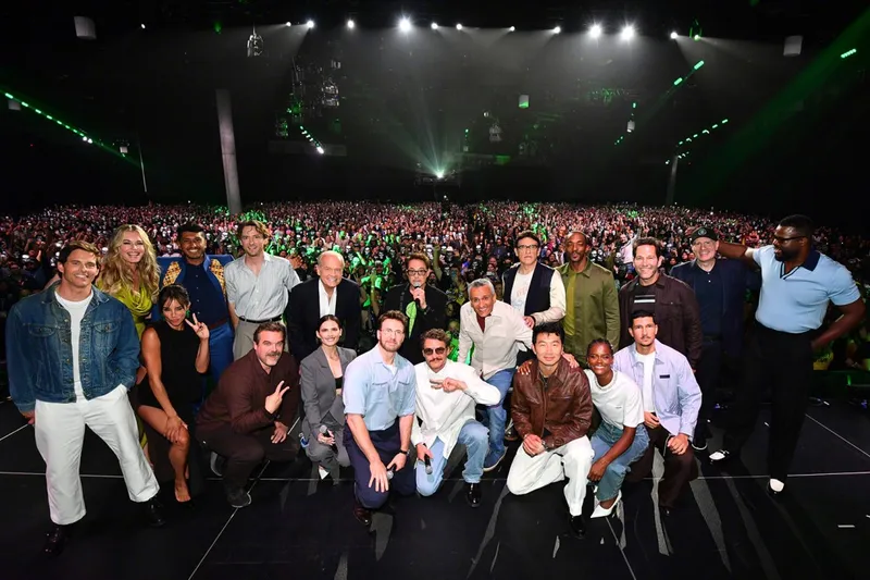 《复仇者联盟5》剧组集体亮相SDCC 演员阵容和制片人大合影